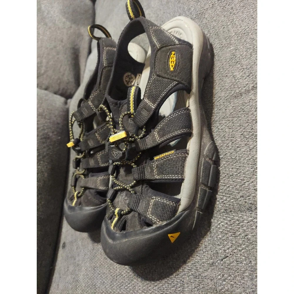 KEEN Newport H2 Mens 8.5 Black Sandals Closed Toe Summer Waterproof Sport Hike
